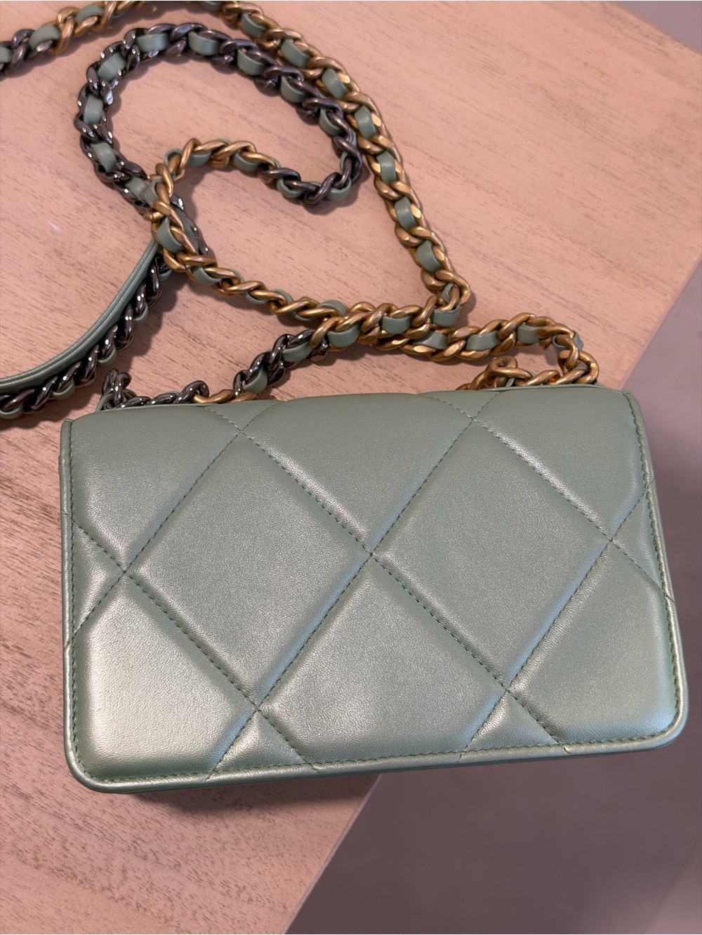 CHANEL 19 Wallet On Chain Green Metallic - Picture 3 of 9